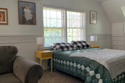 Image de Quiet Neighborhood, Second-Floor, Large Rooms, Ample Street Parking