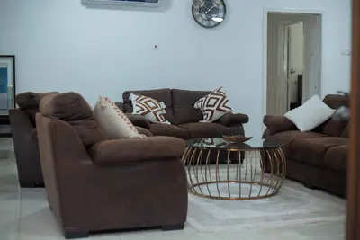 Image de 3-bedroom apartment in amazing Accra with Ac, WiFi- 18mins Dr to the Beach!