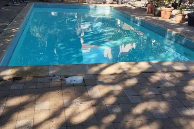Image de grand jardin, piscine 5*9 m privée, 7 Chbre, 3 Sdb, 10 mn à pieds centre ville