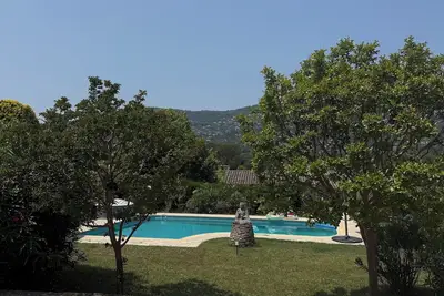 Image de Maison familiale au calme avec piscine à 20mn de Cannes.