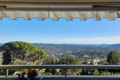 Image de Une vue exceptionnelle pour cet appartement de 3 pièces  avec tennis et piscine.