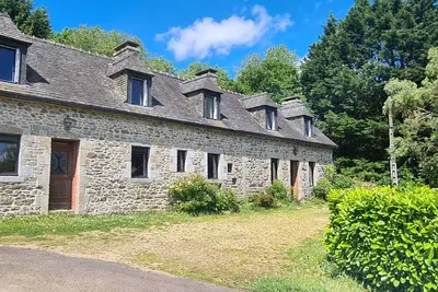 Image de Maison De Pierre En Pleine Campagne Au Coeur D'Un Immense Jardin