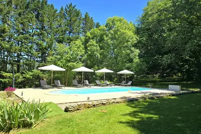 Image de Charmant Gîte avec Piscine et Parking Privé en Périgord Noir