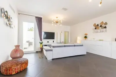 Image de Luxurious villa with private pool and equipped outdoor space, located in the Lendinuso district of Torchiarolo. The 250 m2 accommodation boasts large spaces and every comfort to accommodate up to 6 people. A few steps from the sea and less than 10 minute