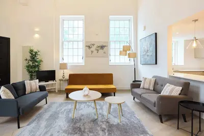 Image de Central Tadworth Flat - Split- level 2bdr