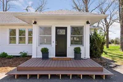 Image de Spacious 5-bedroom lake house on 3 acres