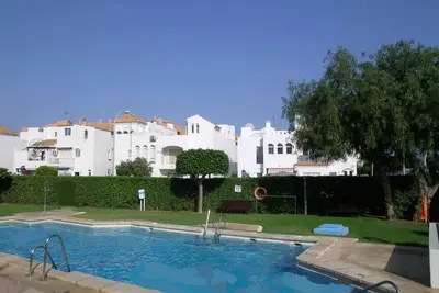 Image de Cozy apartment 50m from the beach, large terrace, WiFi and newly renovated.