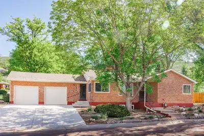 Image de Spacious 5-bedroom house with large yard near downtown Golden