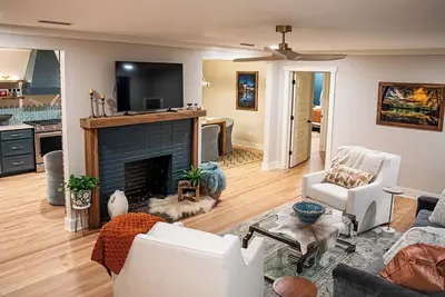 Image de 3bd Adult Retreat - Fire Pit, Putting Green, Mins to Dt