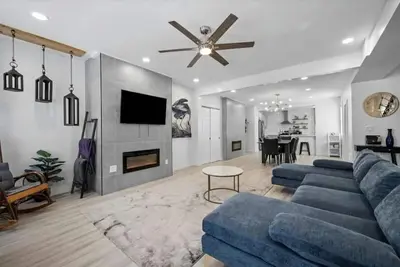 Image de Three Story Luxe Home 4Bed/3. 5Bath and Baths Sleep 12 w/ Game room