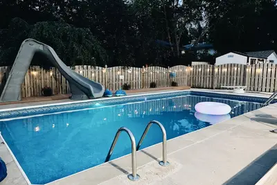Image de Newly Renovated with Pool, close to Cws\n3 bedroom, 7 bed, 2 bathroom, sleeps 12
