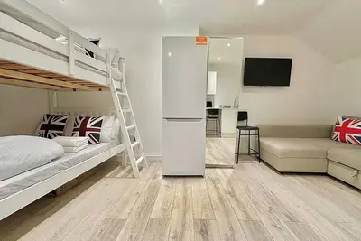 Image de Top-floor studio next to station