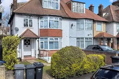 Image de Studio next Golders Green tube