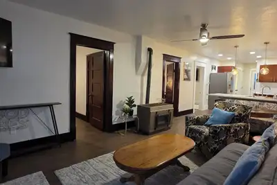 Image de Quaint & Updated In-Town Charmer