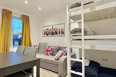 Image de 10 min train to Central London B