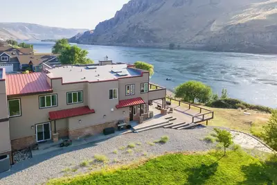 Image de Scenic Riverfront Escape Near Chelan | Sleeps 16 + Hot Tub