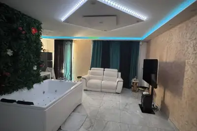 Image de Golden seconds : luxe et détente avec un jacuzzi privé, un fauteuil massant