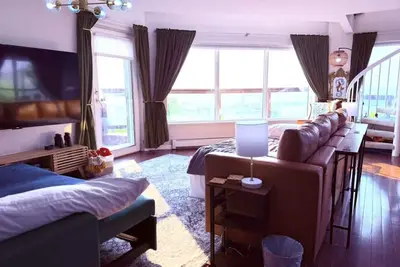 Image de Cozy Panoramic Lake and Lift Bridge Views