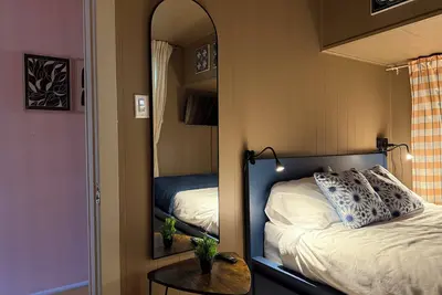 Image de The Phoenix Lounge: Chic Heritage Flat in Halifax’s Heart