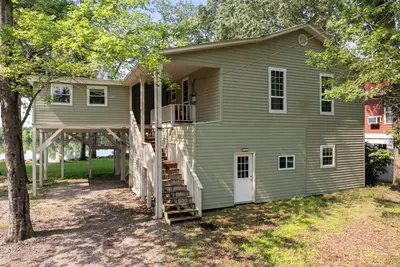 Image de Charming 3-bedroom Tennessee River cabin with WiFi, Ac & dock near Savannah, Tn