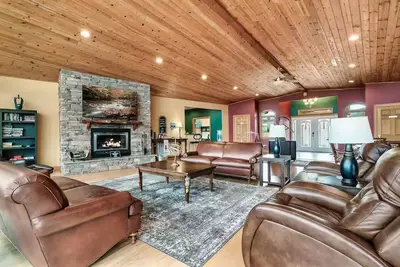 Image de Lakefront - Pool & Dock. 10+Private acres.