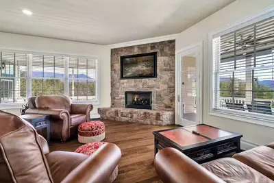 Image de Lakefront - Unbelievable 3 levels w/Elevator!