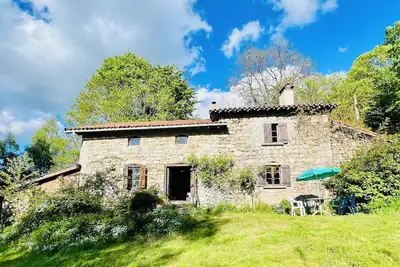 Image de Spacieuse maison en pierre de taille nichée à la lisière de la forêt!