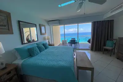 Image de \nBeachfront Penthouse Best View Best location. Walk to best beaches and dining.