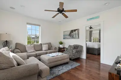 Image de State & Hope St - On parade route. Close to water!