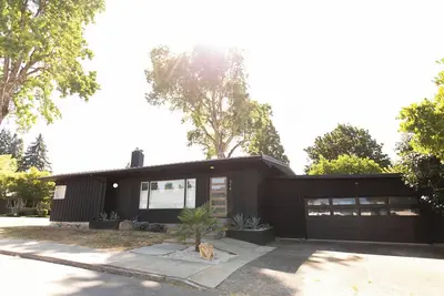 Image de Enchanting Pnw Modern Wonderland: 4-Bedroom Home with 2 Living Rooms & Kitchens