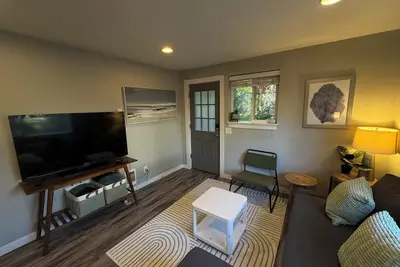 Image de Creekside 2br w/ Large Patio in Walkable Neighborhood near Public Transit