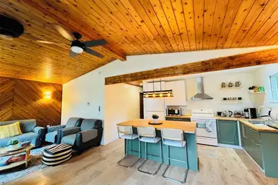 Image de Short Drive to the Beach/Fishing/Treed Yard/Year Round Cottage/Family Kitchen