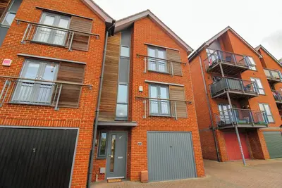 Image de Luxury 3 bedroom 3 storey riverside living in a tranquil location.
