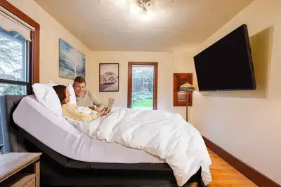 Image de You deserve the best! Adjustable king bed with premium mattress, massage chair