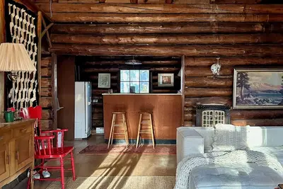 Image de Historic Victoria Beach Log Cabin