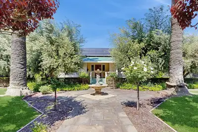 Image de Charming Alexander Valley Farmhouse with loft, hot tub & a complementary tasting