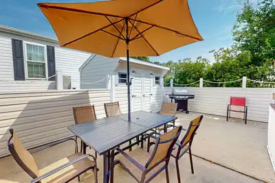 Image de Charming getaway with modern amenities, tennis court, pool, & private patio