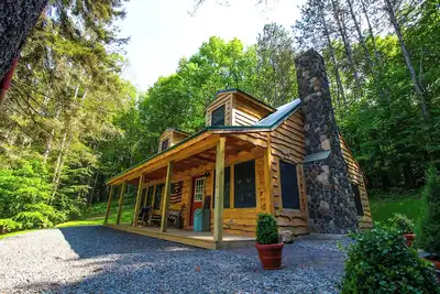 Image de Charming and rustic 3-bedroom cabin just minutes from Cooperstown