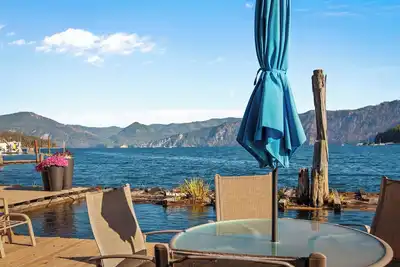 Image de IdaBlu, a floating house with unobstructed views of the mountains and lake.