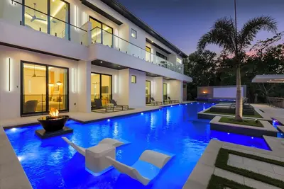 Image de Reunion's Ultimate Luxury Retreat with Outdoor Mini Court. 12br. Sleeps 32.