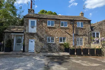 Bridge House Cottage, pet friendly, with open fire in Harrogate