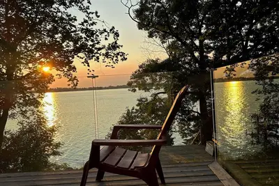 Image de Sheba’s Island (Prince Edward County) 3 bedroom lakefront cottage