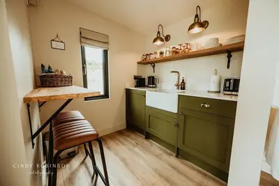 Image de Cosy countryside Chalet with log burner and hot tub.