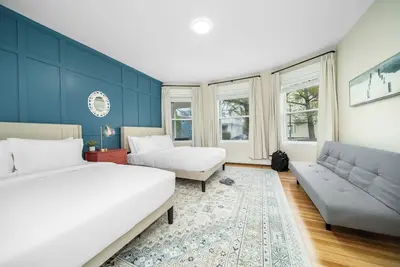 Image de 10br World Cup GroupStay walk toTrain Parking Sleeps30