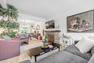 Image de Trendy 3 bdrm, lakeside trails, 20 min to Toronto!