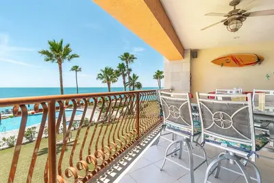 Image de A Stunning Beachfront 2-bedroom gated resort imagine serene bliss steps to beach