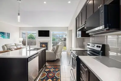 Image de Luxurious Tastefully Furnished 3 Bedroom Home in Ottawa