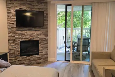 Image de Serenity Sands: Oceanside Resort Studio Near Beach, King bed, kitchen, pools