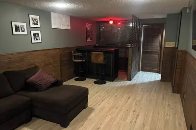 Image de Cws Home, Minutes to Stadium/Zoo, Off Street Parking, Covered Deck, Basement Bar