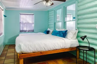 Image de Charming Cabin Nestled under Centry Old Oak Tree on the Frio River